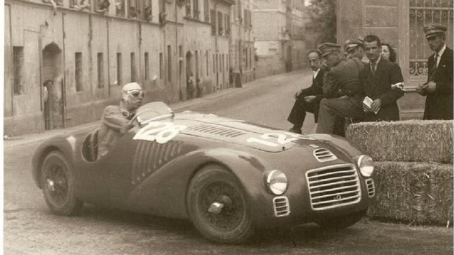 O italiano Franco Cortese, na primeira corrida da história da Ferrari, há exatamente 75 anos - Reprodução