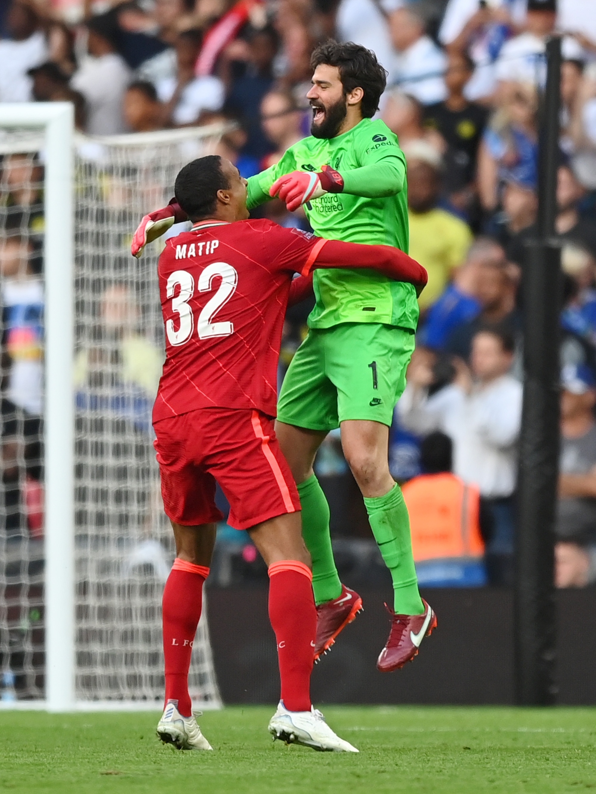 Alisson defende pênalti, Liverpool ganha mais uma e embala no Inglês