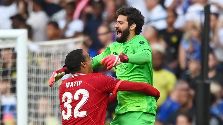 Alisson Becker e Joel Matip comemoram a vitória sobre o Chelsea, que deu o título da Copa da Inglaterra ao Liverpool - Shaun Botterill/Getty Images