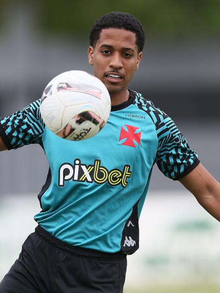 Miranda domina a bola no treino do elenco profissional de futebol no CT Moacyr Barbosa no dia 6 de agosto - Daniel Ramalho/Vasco