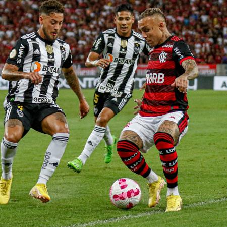Everton Cebolinha e Guga disputam a bola em Flamengo x Atlético, em 2022