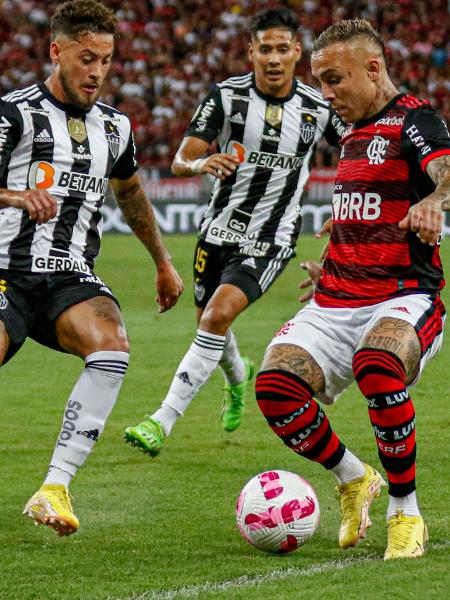 Everton Cebolinha e Guga disputam a bola em Flamengo x Atlético-MG, jogo do Campeonato Brasileiro - FELIPE DUEST/PERA PHOTO PRESS/ESTADÃO CONTEÚDO