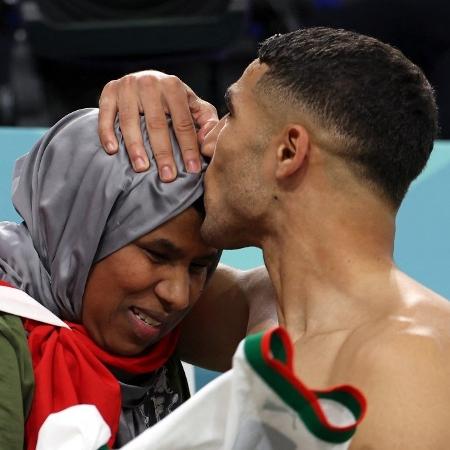 Hakimi, lateral de Marrocos, beija a mãe depois da vitória sobre a Bélgica - Fadel Senna/AFP