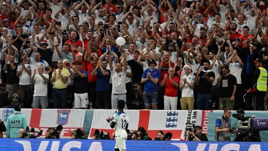 Bukayo Saka é aplaudido pela torcida da Inglaterra no duelo contra Senegal - Pablo PORCIUNCULA / AFP