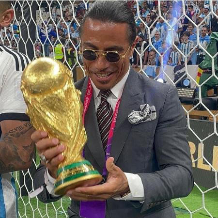 Chef de cozinha posa com taça da Copa do Mundo do Qatar - Reprodução/Instagram