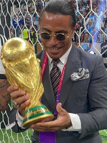 Chef de cozinha posa com taça da Copa do Mundo do Qatar - Reprodução/Instagram