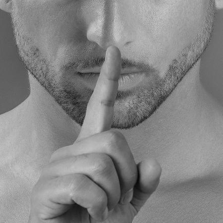 Homem faz sinal de silêncio - Pixabay