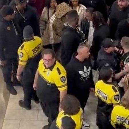 Floyd Mayweather, de dourado, passeia no shopping cercado de seguranças - Reprodução/Twitter @BoxingKingdom14