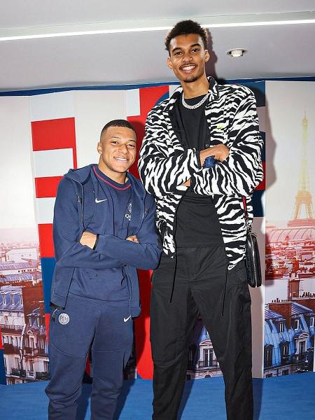 Kylian Mbappé (1,78m de altura) e Victor Wembanyama (2,26m). - Twitter/PSG