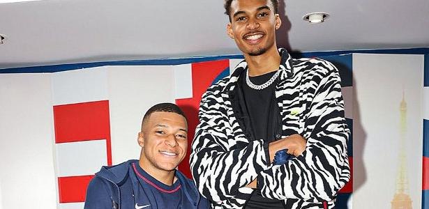 Wembanyama impressiona ao lado de Mbappé, mas não será o mais alto da  história da NBA - Jogada - Diário do Nordeste