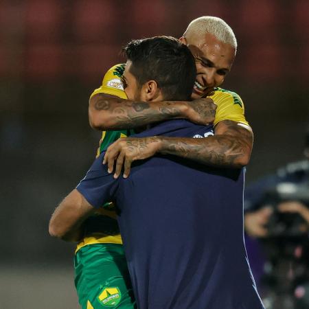 Deyverson abraça António Oliveira após marcar para o Cuiabá