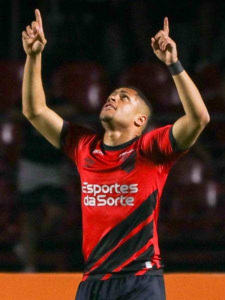 Vitor Roque celebra gol do Athletico sobre o São Paulo em jogo do Campeonato Brasileiro - BRUNO AMARAL/ENQUADRAR/ESTADÃO CONTEÚDO