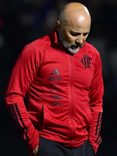 Jorge Sampaoli se vê cada vez mais isolado e distante dos jogadores do Flamengo