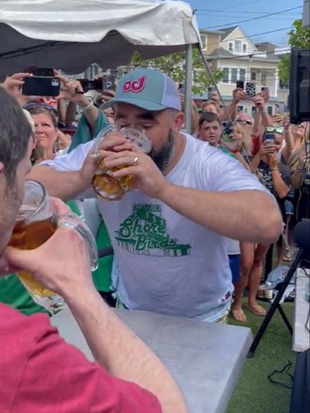 Jason Kelce, astro da NFL, bebe jarra de cerveja em menos de 6 segundos  - Reprodução