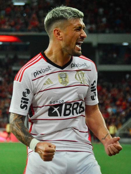 Arrascaeta comemora gol do Flamengo sobre o Athletico em jogo da Copa do Brasil