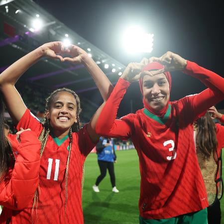 Fatima Tagnaout e Nouhaila Benzina, do Marrocos, comemoram classificação para as oitavas de final