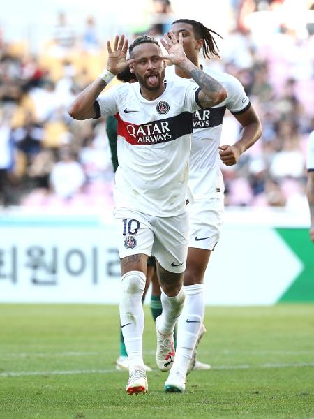 Neymar faz careta ao comemorar gol do PSG em amistoso contra o Jeonbuk, na Coreia do Sul