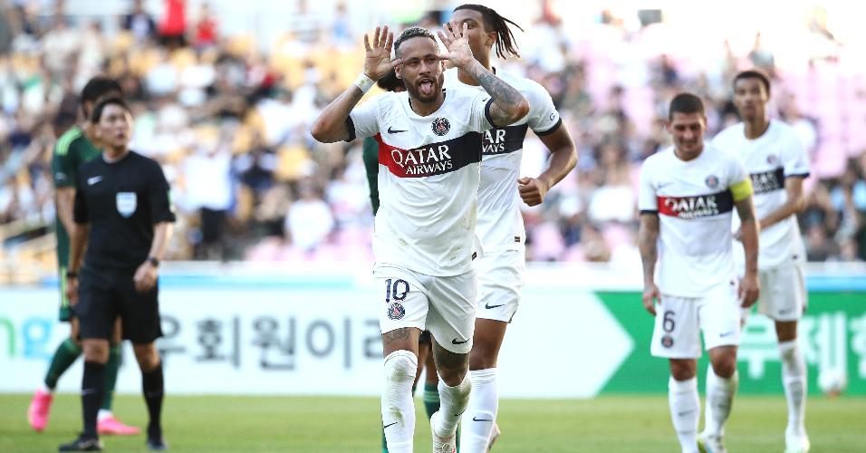 Neymar faz careta ao comemorar gol do PSG em amistoso contra o Jeonbuk, na Coreia do Sul