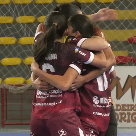 Jogadoras do SERC/UCDB comemoram gol da vitória