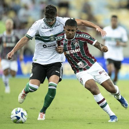 John Kennedy e Kuscevic disputam a bola na partida entre Fluminense e Coritiba