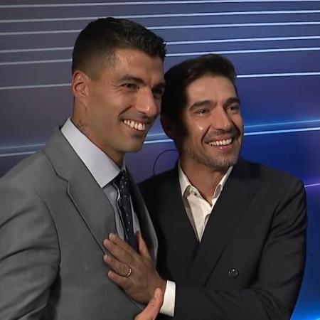 Suárez e Abel Ferreira tiram foto durante o prêmio Bola de Prata