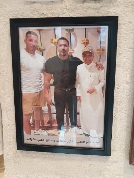 Victor Simões em foto na parede de restaurante em Jeddah, na Arábia Saudita