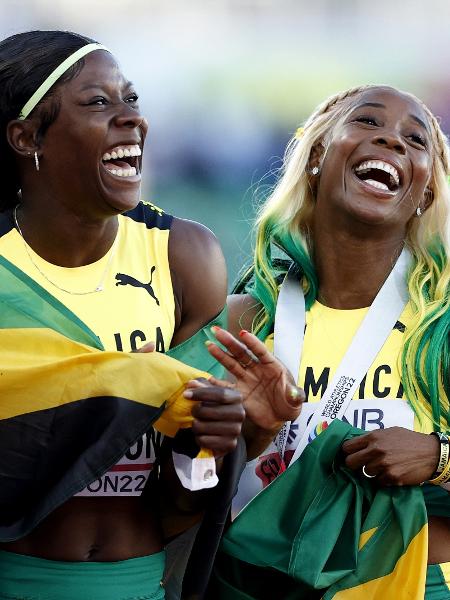 Shericka Jackson e Shelly-Ann Fraser-Pryce após final no Mundial de Atletismo de 2022