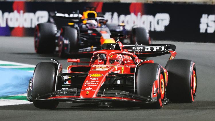 Charles Leclerc (Ferrari) e Max Verstappen (ao fundo, Red Bull) durante o qualificatório para o GP da Arábia Saudita