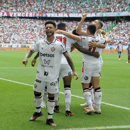 Jogadores do Vitória comemoram gol de Wagner Leonardo na final do Baiano contra o Bahia