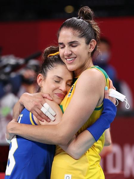 Camila Brait e Natalia pereira, atletas de vôlei do Brasil, no jogo contra a Coreia do Sul, nos Jogos Olímpicos de Tóquio