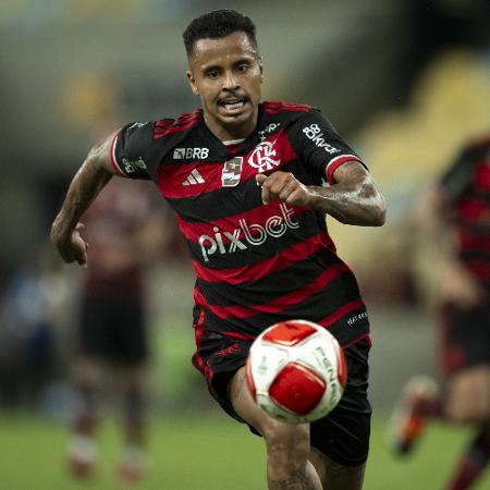Allan, meio-campista do Flamengo, em ação na final do Campeonato Carioca contra o Nova Iguaçu