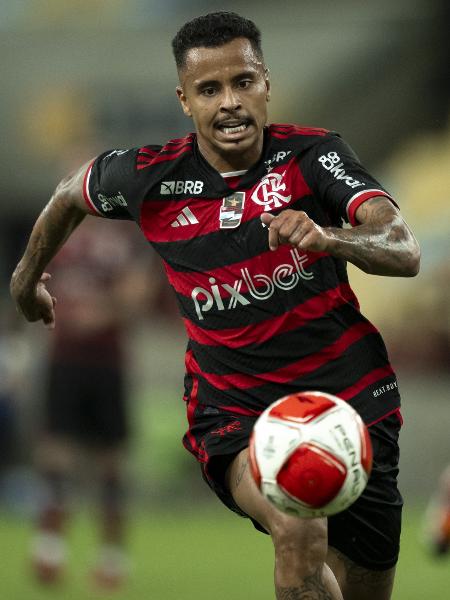 Allan, meio-campista do Flamengo, em ação na final do Campeonato Carioca contra o Nova Iguaçu - Jorge Rodrigues/AGIF