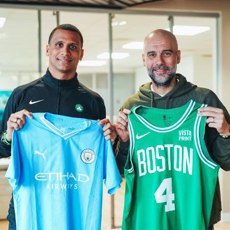 Joe Mazzulla, técnico do Boston Celtics, visitou a estrutura do Manchester City em fevereiro deste ano