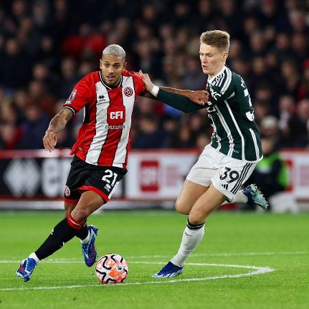 Volante Vini Souza, do Sheffield United, disputa bola com McTominay, do Manchester United