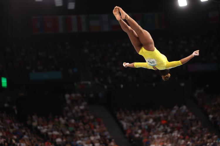 Voo para a prata: a brasileira Rebeca Andrade durante apresentação na final do individual geral feminino da ginástica artística