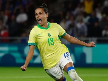 Sem Marta, Brasil faz jogo heroico, supera 19min de acréscimos e vai à semi