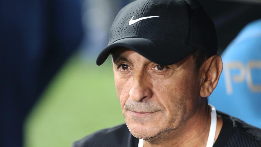 Ramón Díaz, técnico do Corinthians, durante jogo contra o Racing