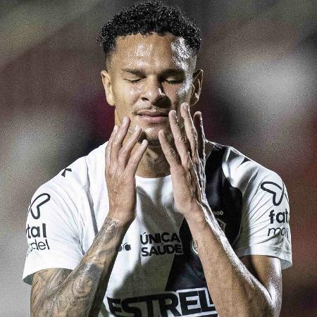 Igor Inocêncio, da Ponte Preta, se lamenta durante jogo da Série B