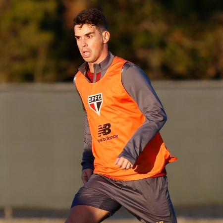 Oscar conduz a bola em treino do São Paulo