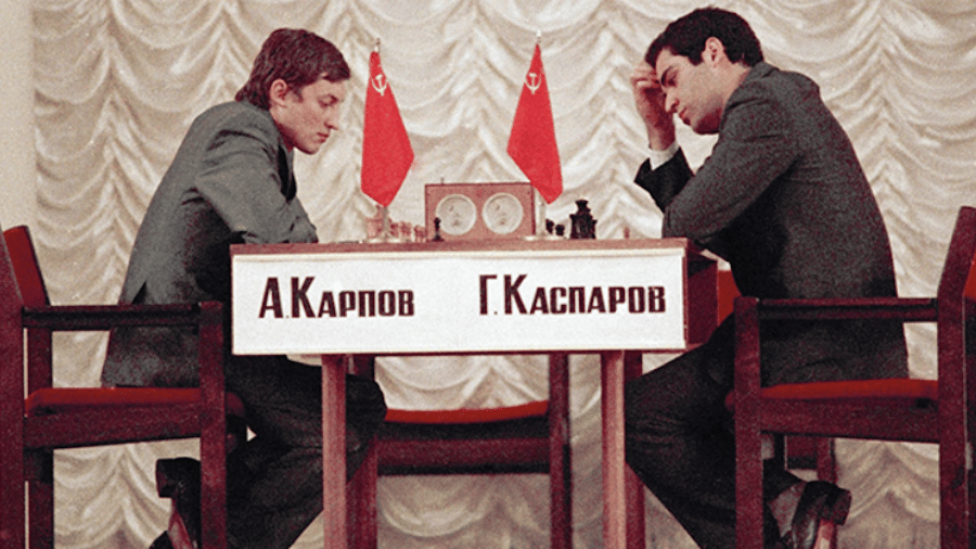 Anatoly Karpov e Garry Kasparov na disputa do Campeonato Mundial de Xadrez de 1984-1985, interrompida pela FIDE Anatoly Karpov e Garry Kasparov na disputa do Campeonato Mundial de Xadrez de 1984-1985, interrompida pela FIDE