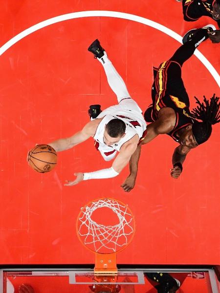 Tyler Herro fazendo a cesta para o Miami Heat contra o Atlanta Hawks pelo play-in da NBA Tyler Herro fazendo a cesta para o Miami Heat contra o Atlanta Hawks pelo play-in da NBA