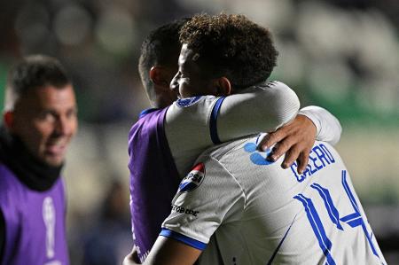 Moisés Calero comemora gol do San José sobre o Fluminense em jogo da Sul-Americana
