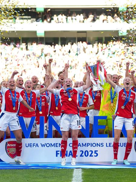 Jogadoras do Arsenal comemoram título da Champions League feminina Jogadoras do Arsenal comemoram título da Champions League feminina