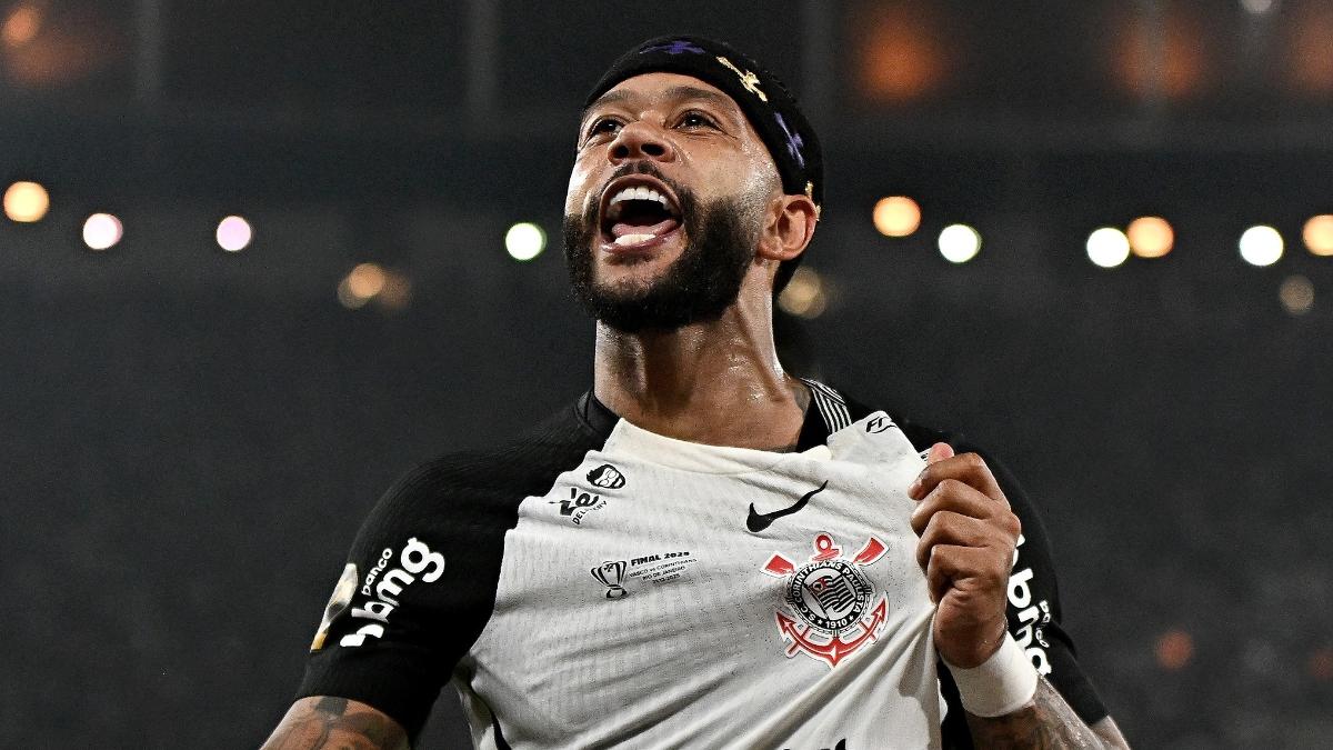 Corinthians encaminha renovação com Memphis Depay por mais dois anos