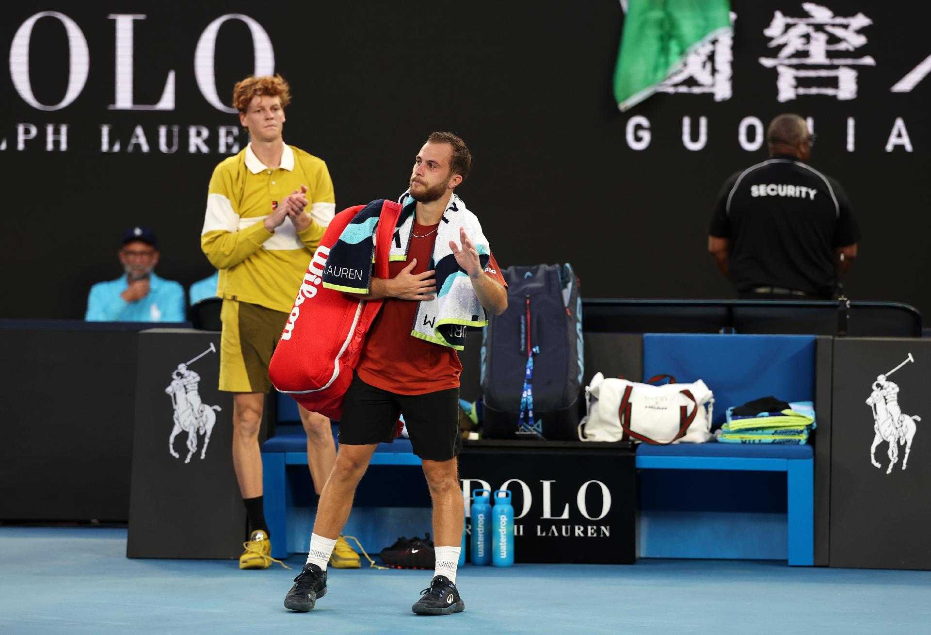 Hugo Gaston abandona o Australian Open aplaudido por Jannik Sinner - undefined