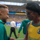 Com moral! Ronaldinho Ga&uacute;cho cumprimenta atletas antes de Brasil x Esc&oacute;cia