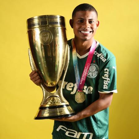 O lateral-direito Gilberto Júnior com a taça de campeão da Copinha 2023, pelo Palmeiras