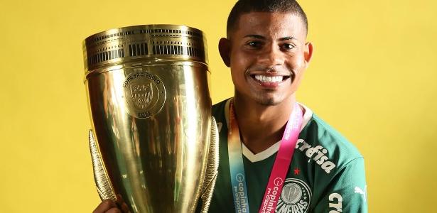 Quem é o jovem lateral do Palmeiras que se viu em polêmica com Corinthians