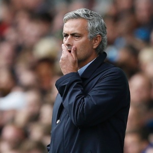 José Mourinho demonstra preocupação à beira do campo na partida Everton x Chelsea pelo Campeonato Inglês - Ed Syker/Reuters