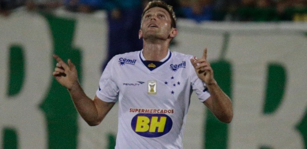 Fabiano marcou até gol em vitória do Cruzeiro contra a Chapecoense - MÁRCIO CUNHA/MAFALDA PRESS/ESTADÃO CONTEÚDO